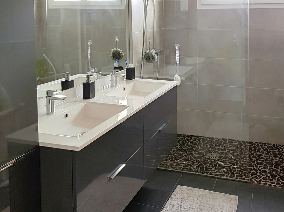 Rénovation complète d'une salle de bain avant-après montrant la transformation d'un espace vétuste en moderne
