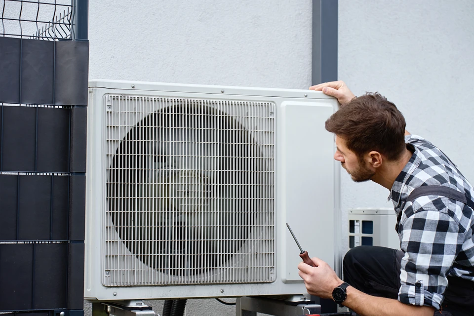 Le technicien vérifie le système de chauffage dans la chaudière avec la tablette en main