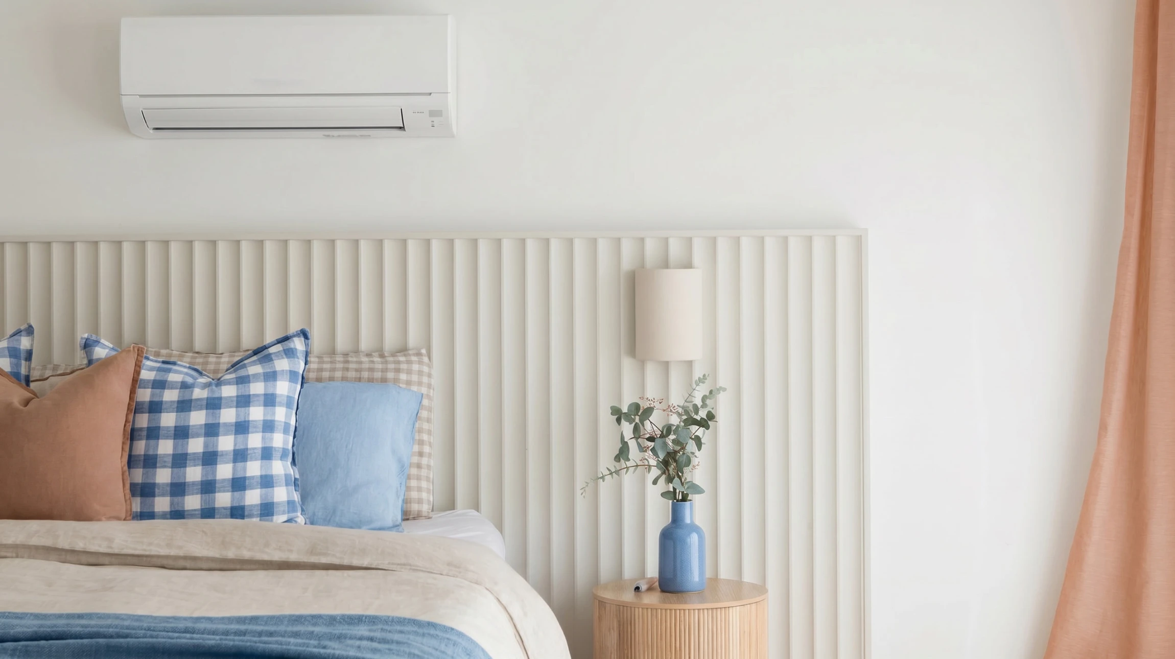 Extérieur résidentiel avec installation de climatisation