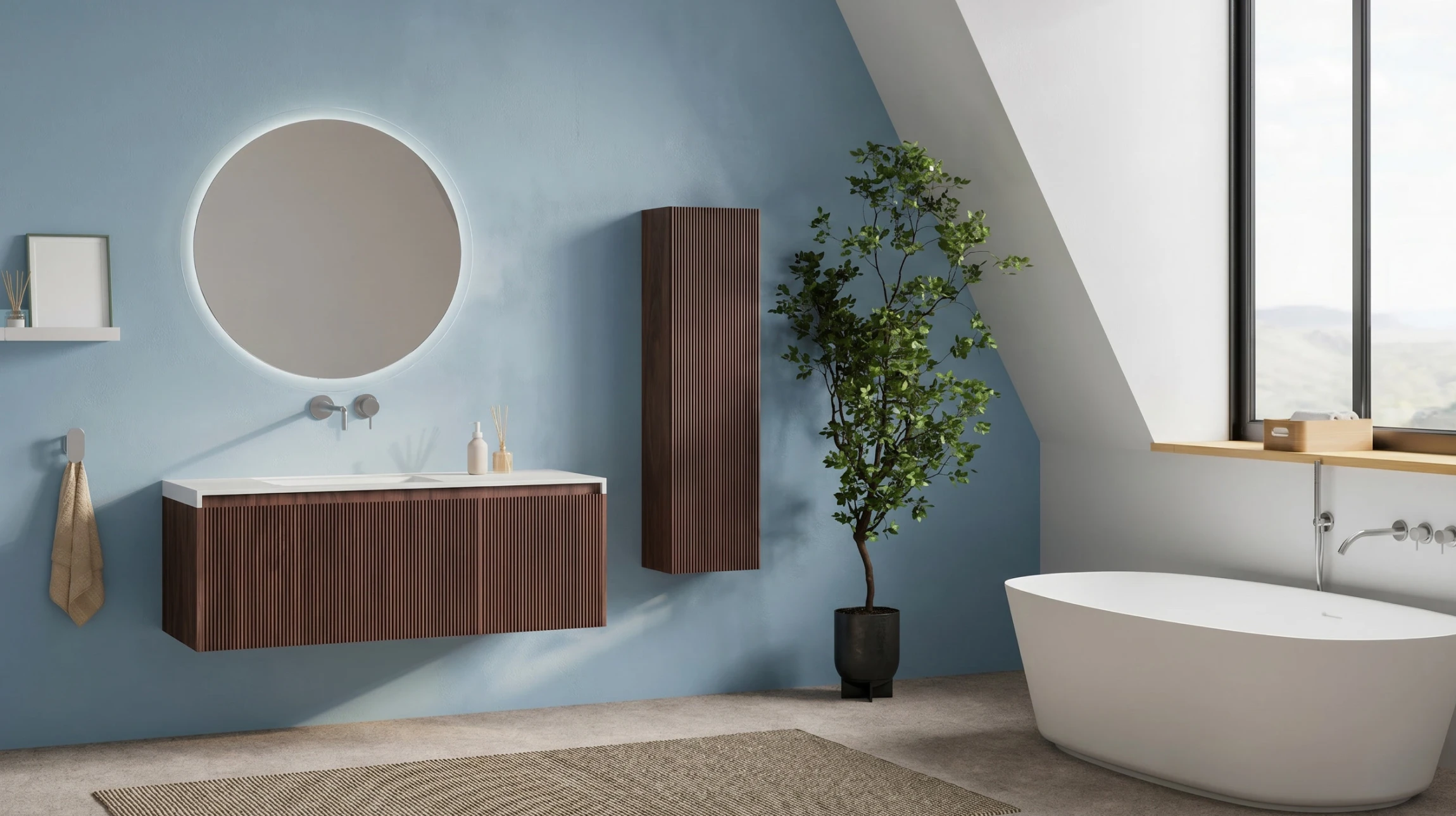 Salle de bain moderne avec douche à l'italienne, meuble vasque suspendu blanc, vasque à poser ronde, miroir encadré bois avec éclairage LED intégré, WC suspendu