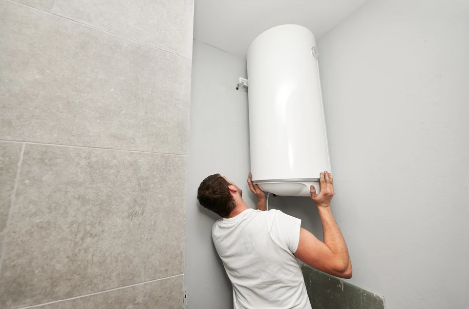 Artisan carreleur à genoux installant un revêtement de sol dans un espace intérieur